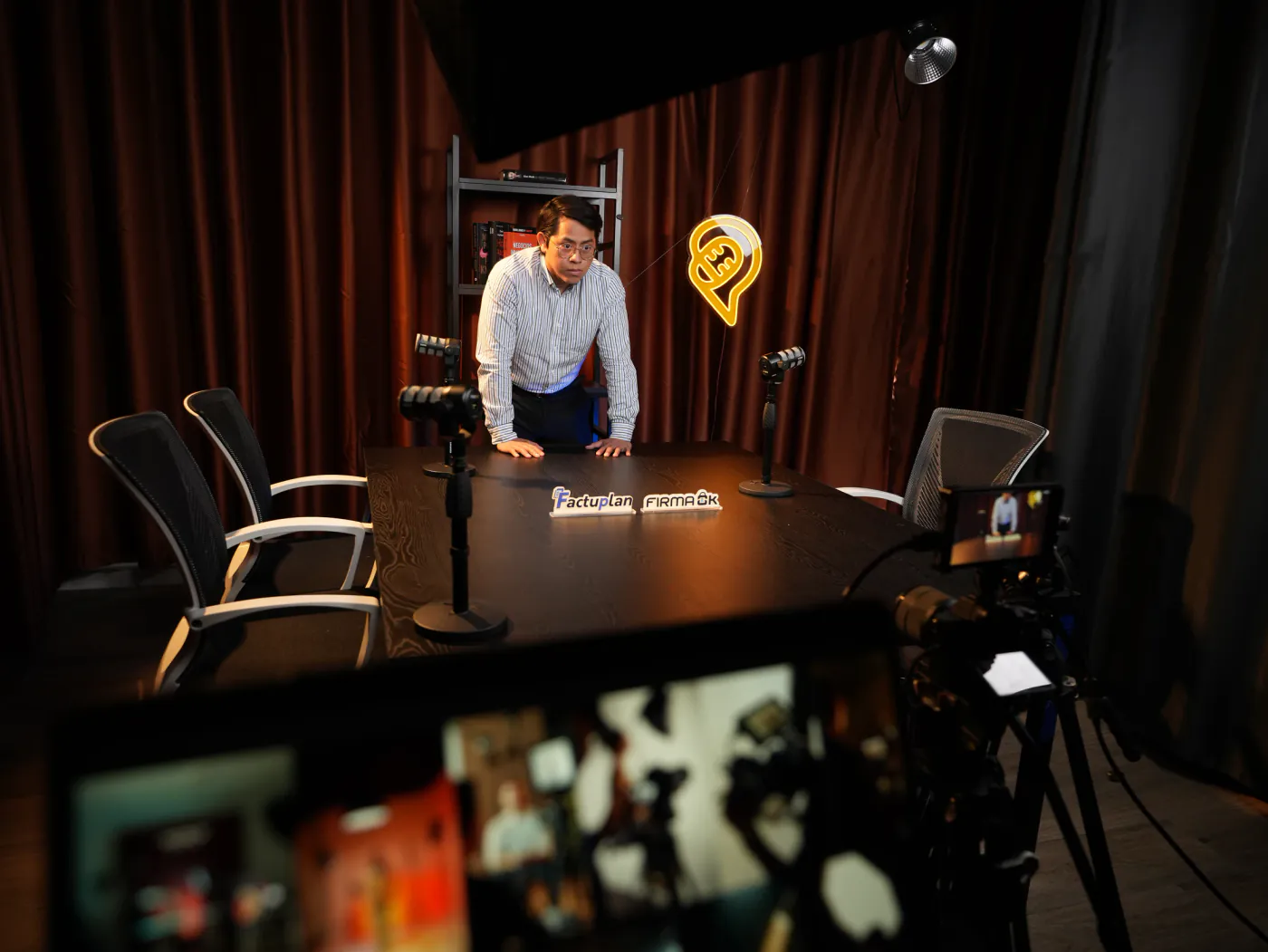 Presentador en el set completo con cámaras e iluminación