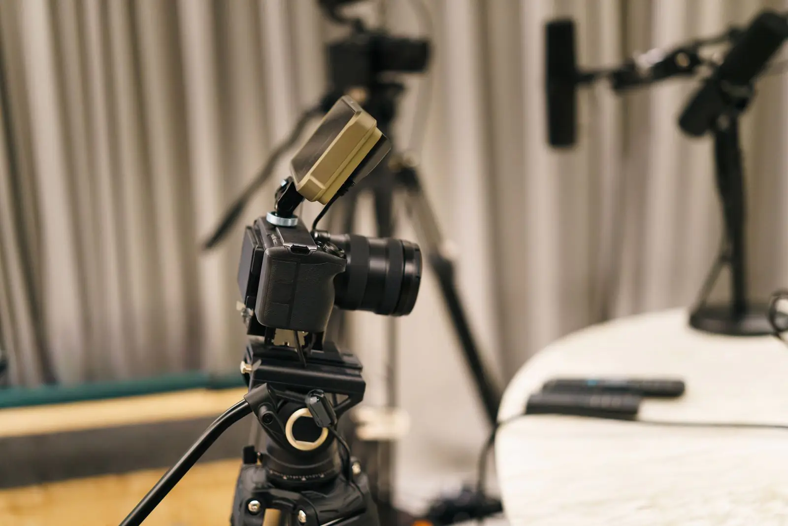 Set de podcast equipado con cámara y micrófono profesional