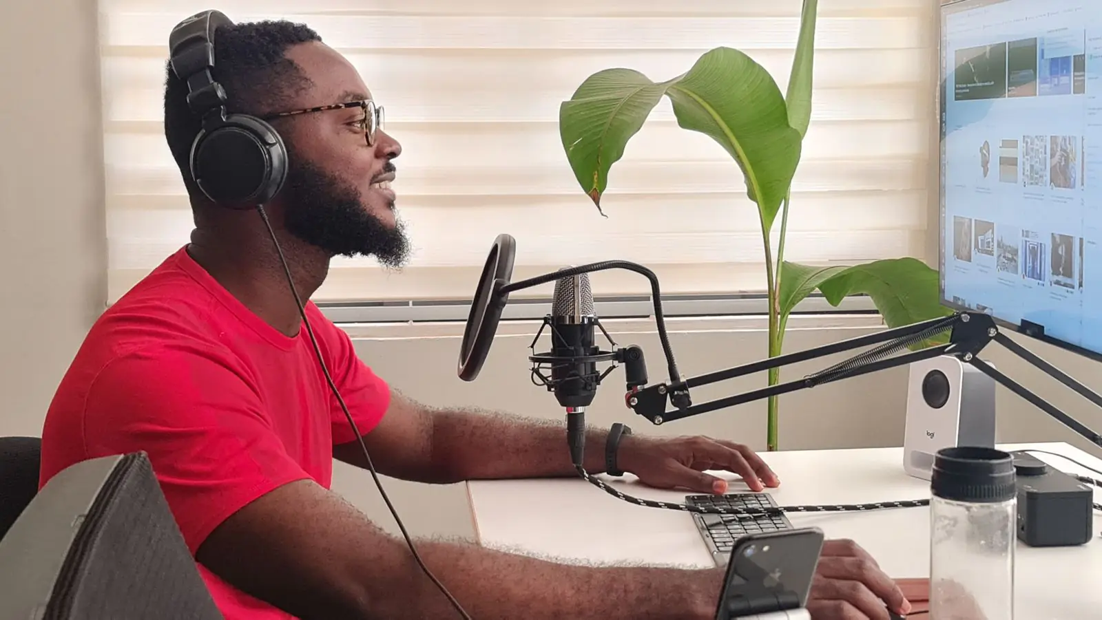 Grabación de podcast en estudio con micrófono profesional y audífonos