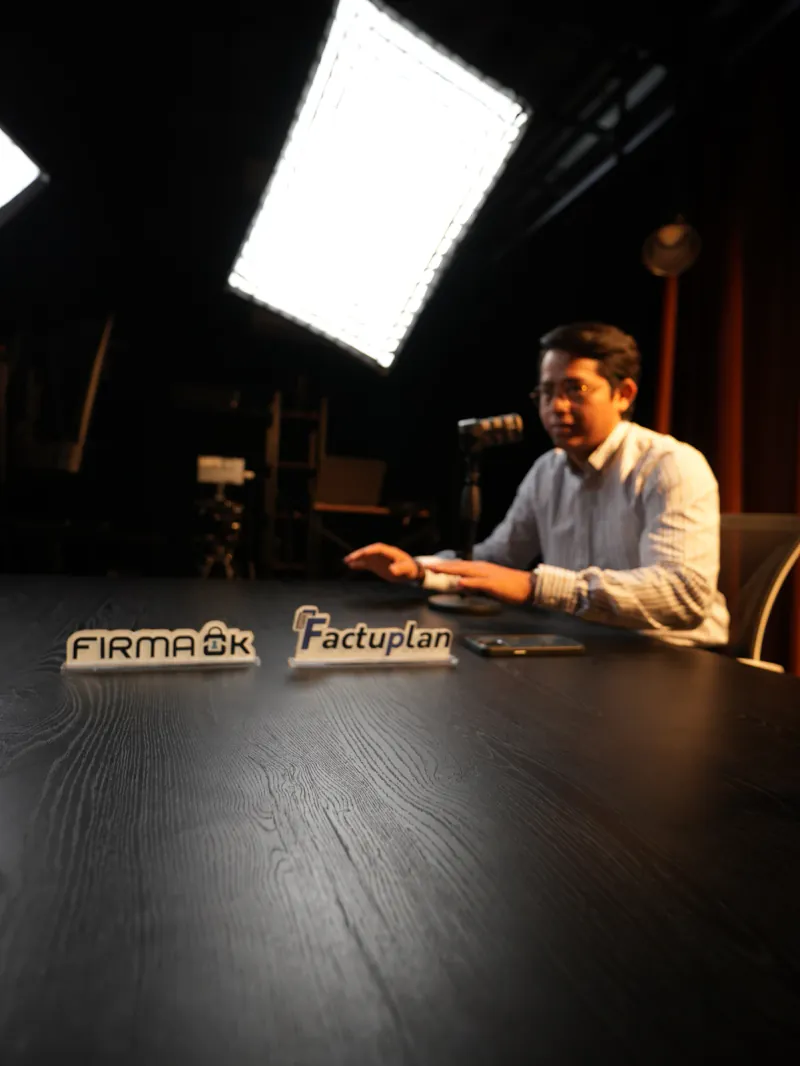Presentador grabando bajo iluminación profesional en el estudio
